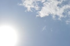 Blick in den Himmel mit der Sonne in der linken unteren Bildecke.